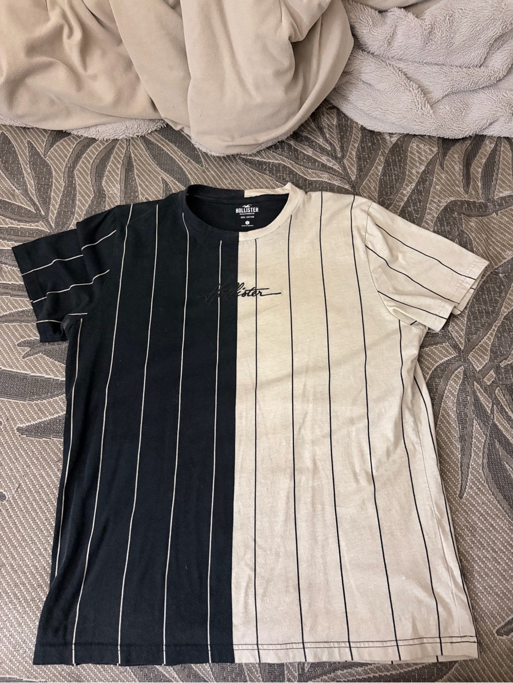 Hollister Men's Split Black & Cream Pinstripe Short Sleeve Tee